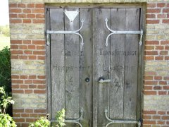 Døren fra det originale transformatortårn Døren fra det originale transformatortårn